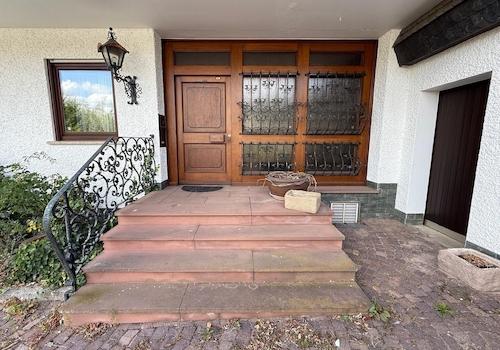 Hauseingang mit Tür zur Garage