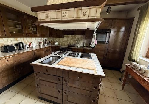 Küche mit Vorratskammer-Tür