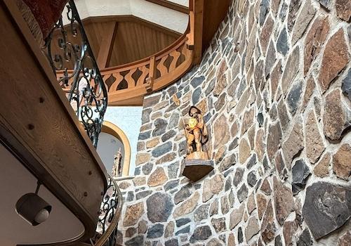 Treppe mit Basaltsteinwand