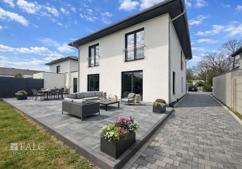 „Großzügige Terrasse zur freien Gestaltung, visualisierte Bepflanzung und Pflasterung der Seiteneinfahrt.“