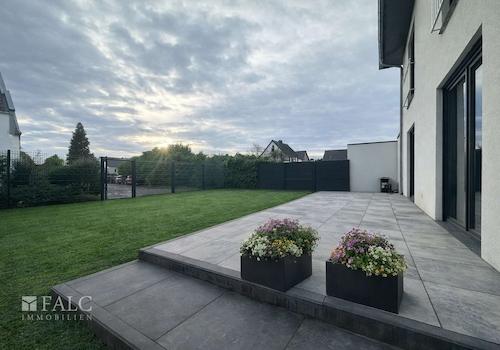 „Eine prachtvolle, großzügige Terrasse – eine wahre Wohltat für Ihre Seele mit visueller Rasenfläsche“