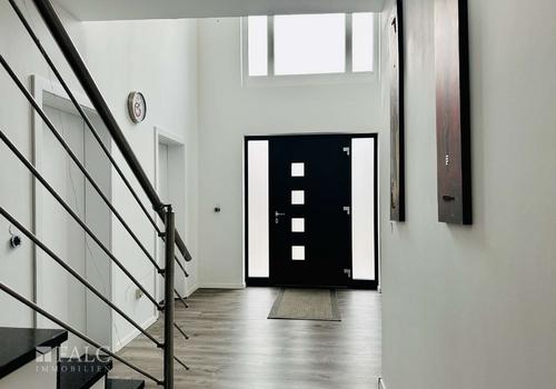 „Der offene Eingangsbereich mit Luftraum setzt ein starkes architektonisches Statement.“