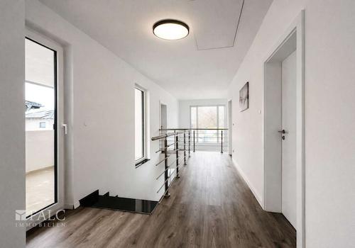 „Galerieartiger Flurbereich im Obergeschoss mit lichtdurchflutetem Ambiente“