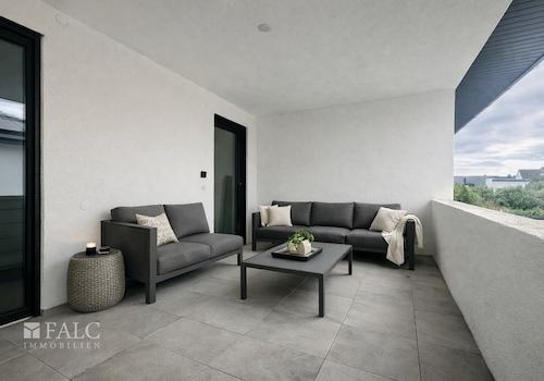 „Großzügige, beheizte Loggia – Boden und Möblierung beispielhaft visualisiert.“