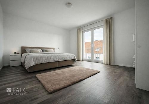 „Helles, großzügiges Schlafzimmer mit bodentiefen Fenstern, Accessoires dezent visualisiert.“