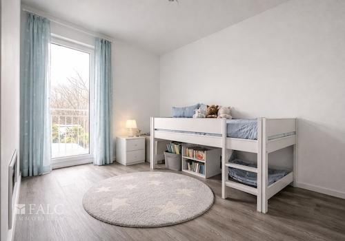 „Freundliches Kinderzimmer mit guter Belichtung Möblierung visualisiert.“