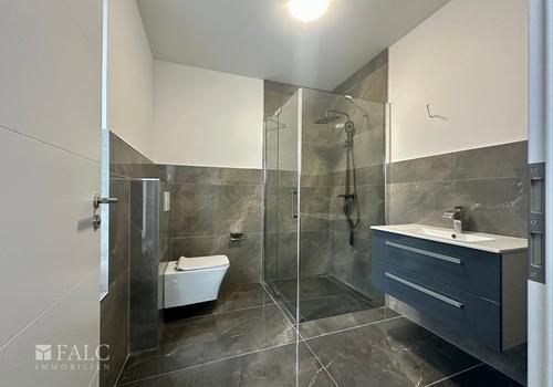 „Stilvolles Gäste-Duschbad im Erdgeschoss.“