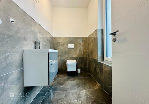 „Stilvolles Gäste-WC mit Tageslicht.“