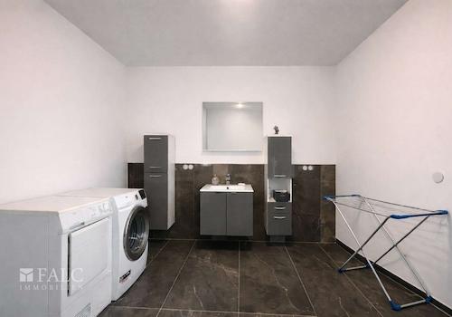 „Funktionaler Technikraum mit integrierter Waschgelegenheit sowie Waschmaschinen- und Trockneranschluss.“