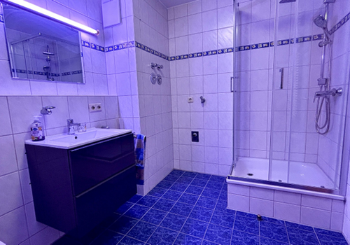 Bad mit Dusche und Wanne