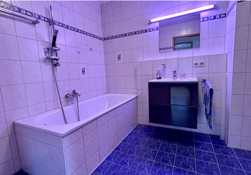 Bad mit Dusche und Wanne