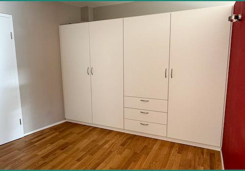 ...mit großem Garderobeneinbauschrank