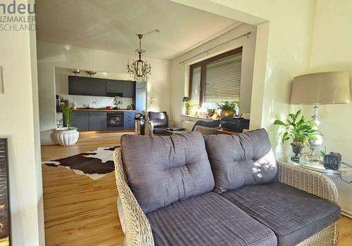 Wohnzimmer mit Blick in die Küche