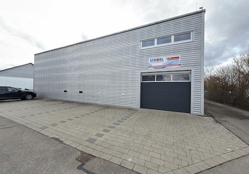 Außenansicht mir Parkmöglichkeiten