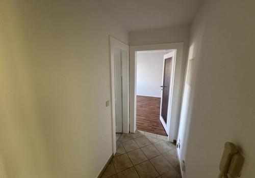 05 Flur Richtung Bad und Wohnzimmer Zwenkau C16_7319