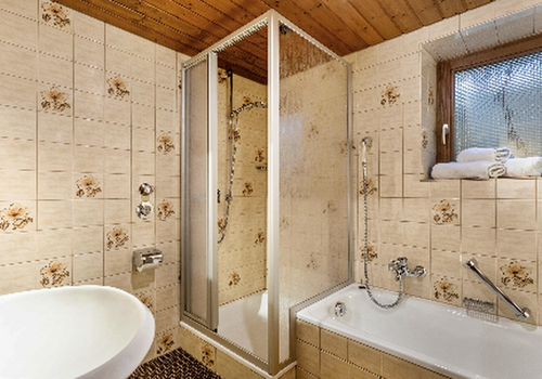 Bad mit Wanne und Dusche