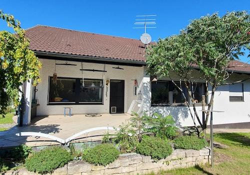 Außenansicht mit Terrasse