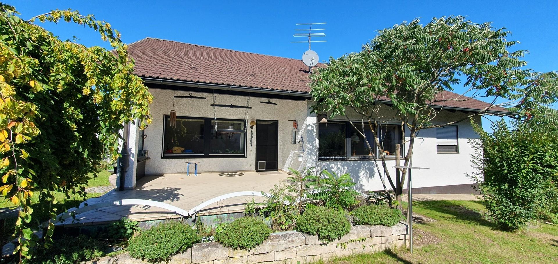 Außenansicht mit Terrasse