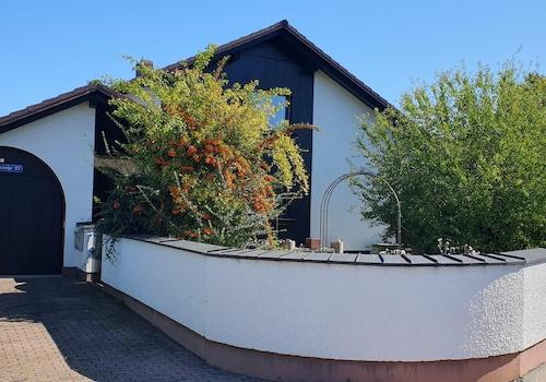 Außenansicht mit Einfahrt