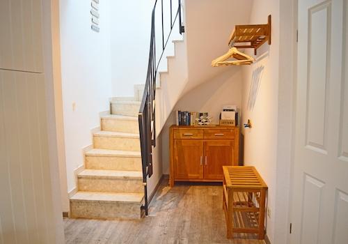 Heller Flur mit Garderobe