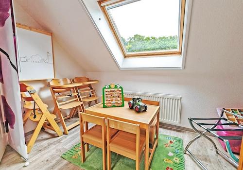 Wickeltisch und 3 Hochstühle