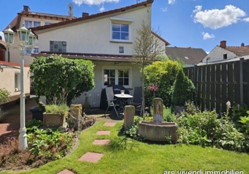 Gartenansicht kleines Häuschen