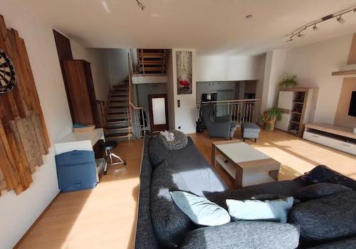 Wohnbereich mit Zugang zu Terrasse / Garten Bild 3