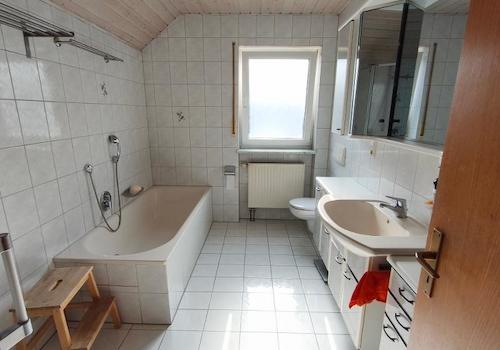 Bad mit Badewanne und Dusche Bild 1