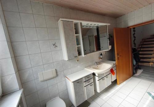 Bad mit Badewanne und Dusche Bild 4