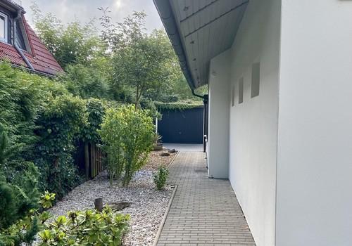 Hausseite li - Weg zur Garage