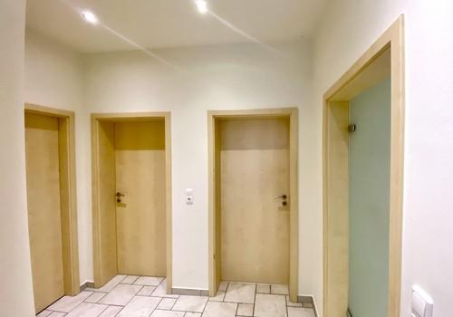 Flur m. Türen zu Bad Kzi + SZ