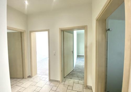 Flur m. Türen zu Bad, Kzi + SZ