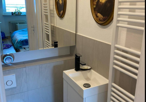 Kleines Bad mit Dusche + WC