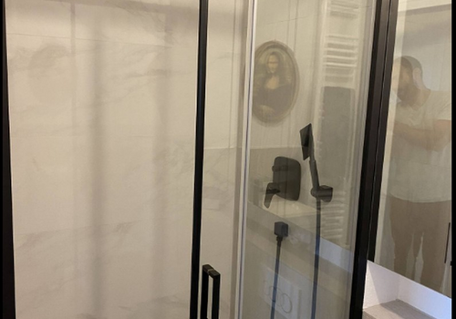 Kleines Bad mit Dusche + WC