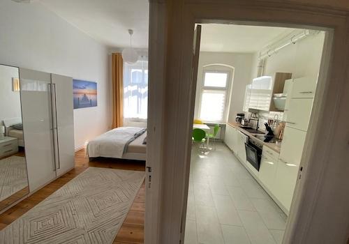 Einblick Schlafzimmer u.Küche