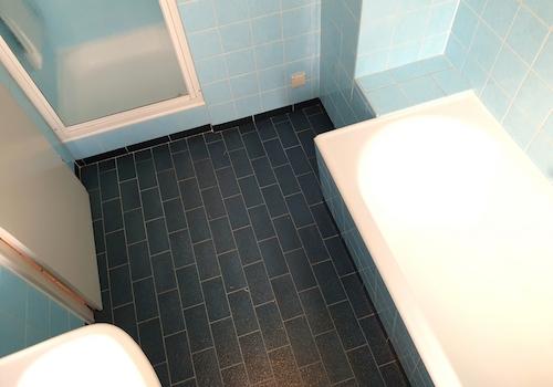 Badewanne und Dusche