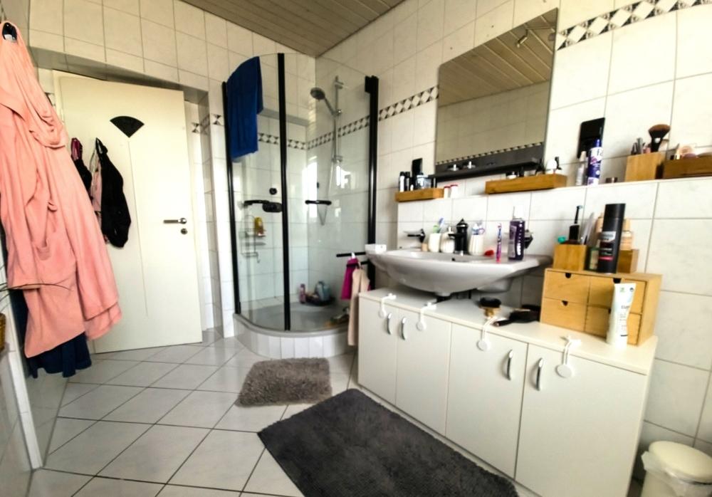 modernes Badezimmer
