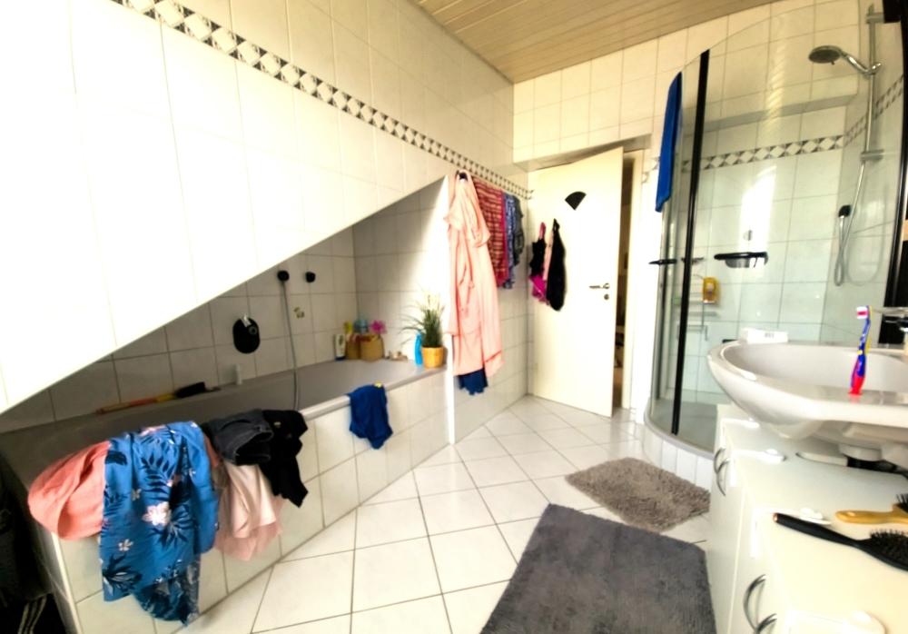 auch mit Dusche und Wanne