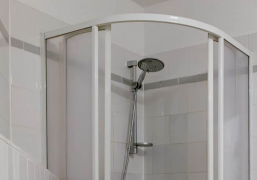 Bathroom_with_showerandbathtube