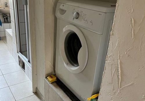 Waschmaschine im Durchgang zum Bad