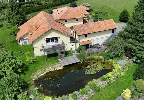 Teich - Südseite - Nebengebäude