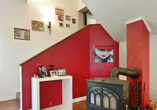 Treppe zu Wohn-Esszimmer mit Ofen