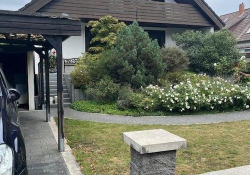 Hausansicht Vorgarten Strasse