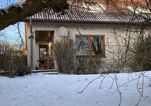 Rückansicht vom Feld aus