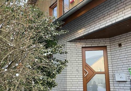 Haustür mit Alarmanlage