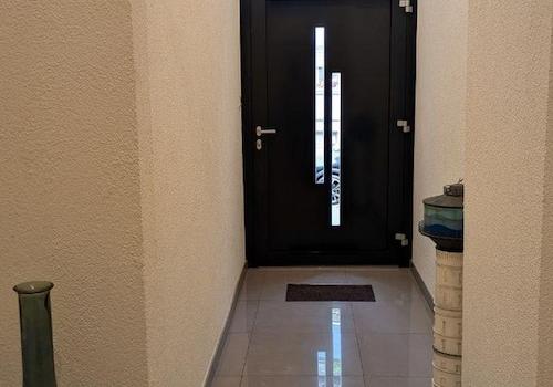 Blick auf Hauseingangstür