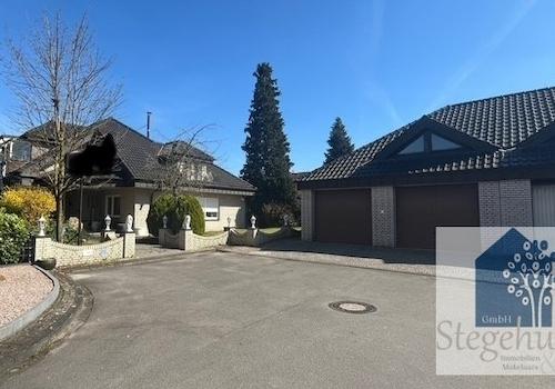 Hausansicht mit Doppel Garage