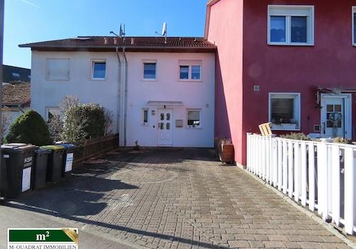 Frontansicht mit Stellplätzen