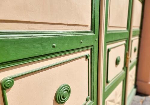 Historische Details am Tor