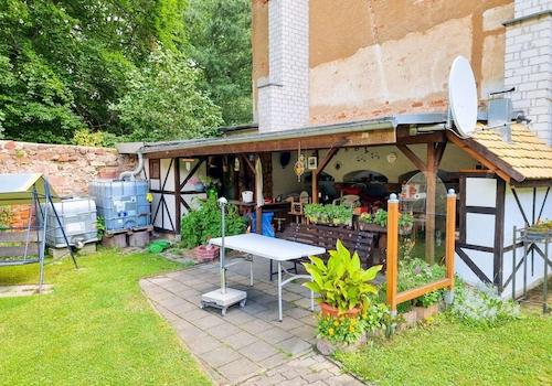 Idyllische Sitzecke im Garten
